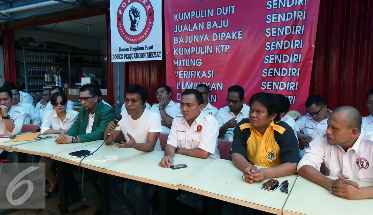 Sekjen Pena 98 Adian Napitupulu bersama Dewan Pembina Garda Tani PKB Kiky Rizky Oktavian dan Wakil Ketua DPD Gerindra Sulsel Yervis M Pakan memberikan keterangan saat konferensi pers di Jakarta, Sabtu (25/6). (Liputan6.com/Johan Tallo)