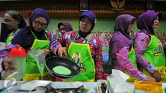 Ibu-ibu tampak antusias mengikuti lomba memasak kue tradisional di Kecamatan Makassar, Jakarta, Selasa (24/5). Gulaku gelar Jajanan Manis sebagai bentuk kepedulian terhadap pelestarian makanan tradisional. (Liputan6.com/Yoppy Renato)