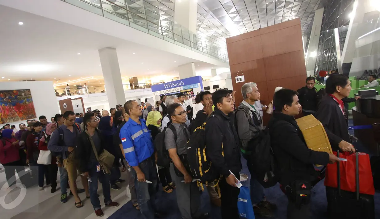 Penumpang mengantre cek in di counter Garuda pada penerbangan perdana di Terminal 3 Bandara Soekarno Hatta, Tangerang (9/8). Tepat pukul 00.01 WIB, AP II resmi mengoperasikan sebagian Terminal 3. (Liputan6.com/Immanuel Antonius).