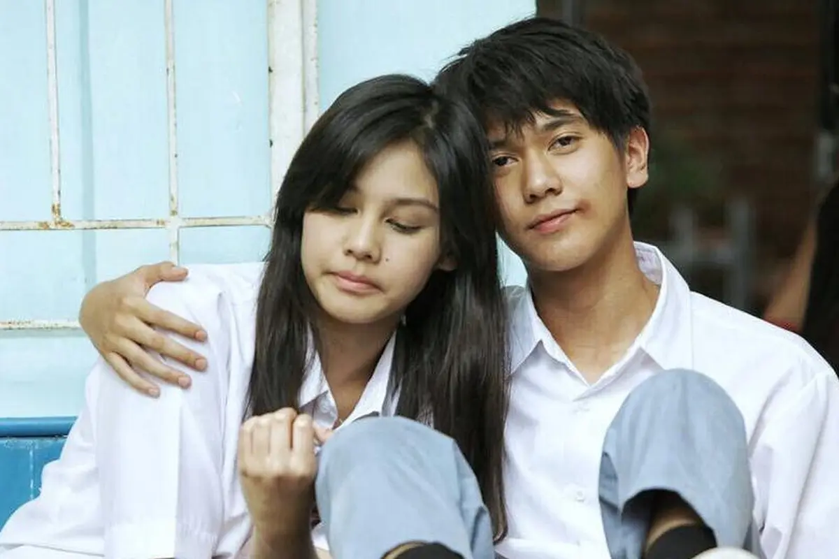 [Bintang] Bikin Baper, Ini Aksi Iqbaal Ramadhan Nyanyikan OST Dilan 1990