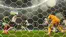 Pemain Meksiko Julian Quinones (mencetak gol pertama timnya selama pertandingan sepak bola babak 16 besar Piala Dunia antara Meksiko dan Inggris di Mexico City, Minggu, 5 Juli 2026. (AP Photo/Ricardo Mazalan)