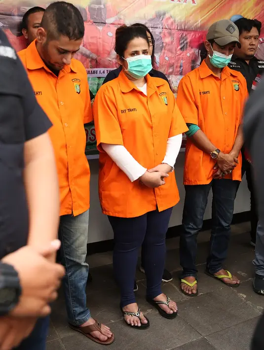 Dhawiya ditangkap saat sedang di kamar menggunakan barang haram tersebut. Ia tidak sendiri melainkan bersama C dan S. Mereka bertiga menghisap sabu seberat 0,49 gram. (Bambang E Ros/Bintang.com)