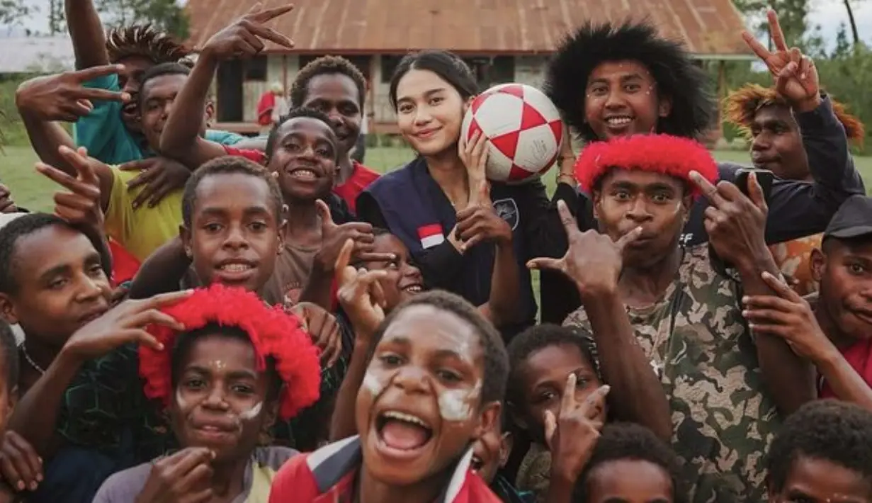 Dengan wajah flawless, Azizah terlihat begitu memikat. [Foto: Azizah Salsha]