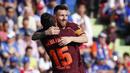 Gelandang Barcelona, Paulinho, melakukan selebrasi bersama Lionel Messi, usai mencetak gol ke gawang Getafe pada laga La Liga di Stadion Alfonso Perez, Sabtu (16/9/2017). Barcelona menang 2-1 atas Getafe. (AP/Francisco Seco)