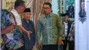 Calon wakil presiden nomor urut 01 Ma'ruf Amin menerima kunjungan Gubernur Jawa Barat Ridwan Kamil di Jakarta, Selasa (12/2). Kedatangan Ridwan Kamil ke rumah Ma'ruf Amin dalam rangka menjalin tali silaturahim. (Liputan6.com/Immanuel Antonius)