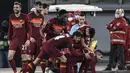 Bek AS Roma, Gianluca Mancini (Kanan Bawah) berselebrasi dengan rekannya usai mencetak gol ke gawang Shakhtar Donetsk pada pertandingan leg pertama babak 16 besar Liga Europa di stadion Olimpiade, Italia, Jumat (12/3/2021). AS Roma menang telak atas Shakhtar Donetsk 3-0. (AFP/Filippo Monteforte)