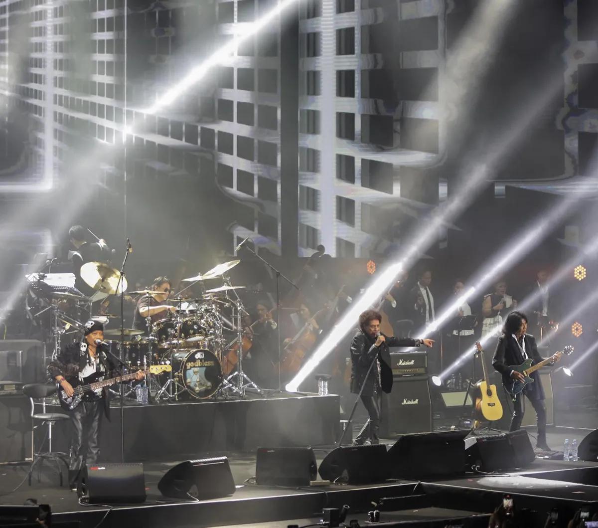 Band rock legendaris Indonesia, God Bless kembali menghibur ribuan penggemarnya dalam Konses Emas 50 Tahun di Istora Senayan, Jakarta, Jumat (10/11/2023). Konser ini sekaligus menandai perjalanan God Bless selama 59 tahun berkarya di belantika musik Indon