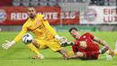 Striker Bayern Munchen, Robert Lewandowski, berebut bola dengan kiper Eintracht Frankfurt, Kevin Trapp, pada laga Piala Jerman di Allianz Arena, Rabu (10/6/2020). Bayern Munchen menang 2-1 atas Eintracht Frankfurt. (AP/Kai Pfaffenbach)