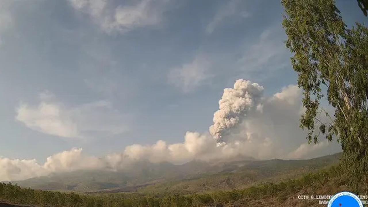 Gunung Lewotobi Laki-laki Berstatus Siaga, Tinggi Kolom Erupsi Capai 1.000 Meter
