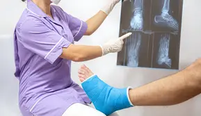 It's Unacceptable adalah pesan yang diganungkan dalam peringatan Hari Osteoporosis Sedunia 2025, ini maknanya. Foto: Pvproductions/Freepik.