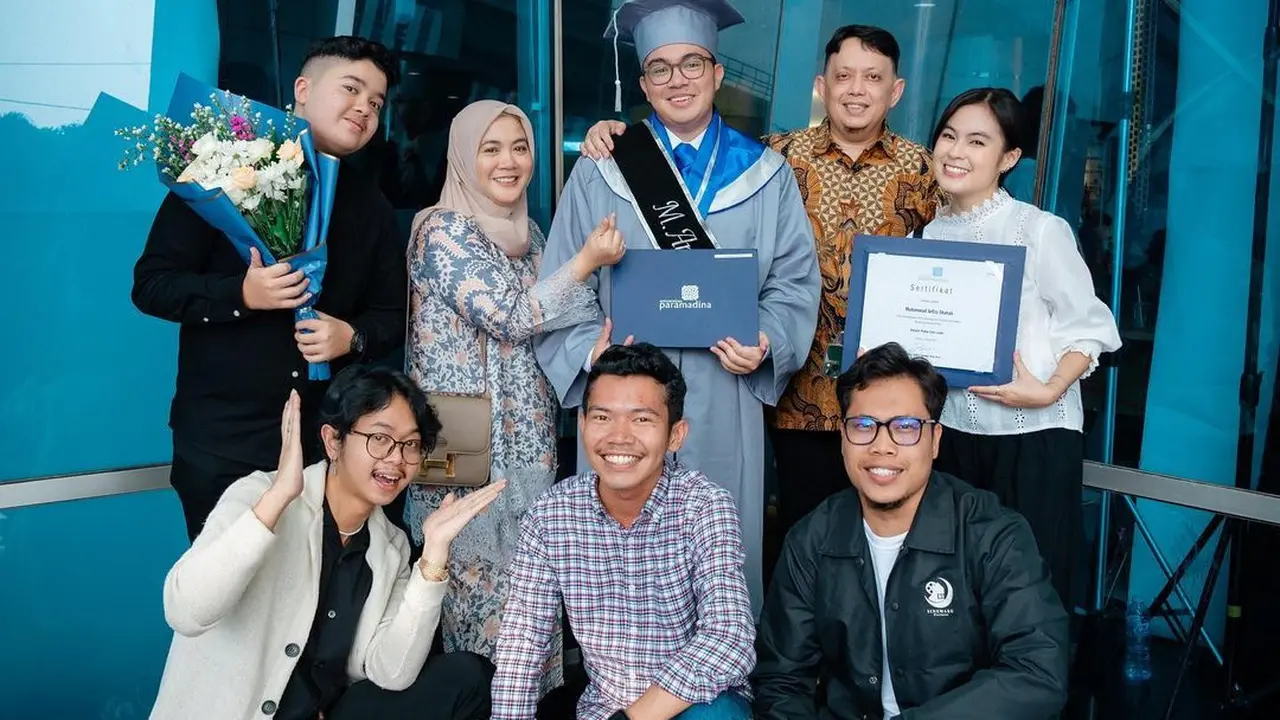 Umay Shahab resmi jadi Sarjana Ilmu Komunikasi dengan predikat Cumlaude (Foto: Instagram umayshahab)