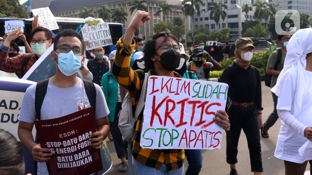 FOTO: Aksi Teatrikal Suarakan Darurat Iklim di Indonesia