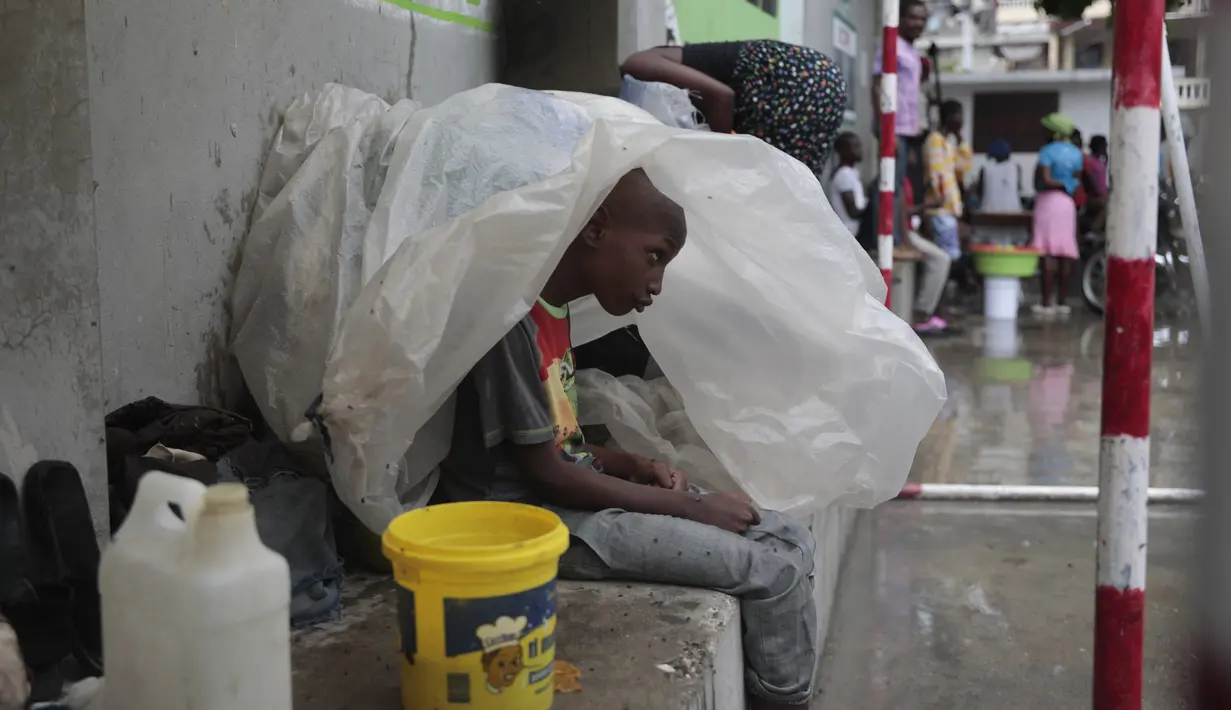 Badai Tropis Franklin menargetkan pulau Hispaniola yang berbagi dengan Haiti dan mengancam akan menyebabkan tanah longsor dan banjir besar. (AP Photo/ Odelyn Joseph)