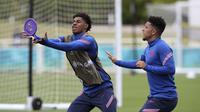Striker Manchester United atau MU Marcus Rashford dan Jadon Sancho dari Borussia Dortmund saat sesi latihan Timnas Inggris di St George's Park, Burton upon Trent, Inggris, Kamis, 17 Juni 2021. (Nick Potts/PA via AP)