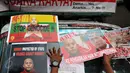 Massa membawa poster Biksu Ahsin Wirathu saat aksi di depan Kedubes Myanmar, Jakarta, Jumat (29/5/2015). Ahsin dinilai telah melakukan tindakan genosida pada etnik Rohingya. (Liputan6.com/Johan Tallo) 