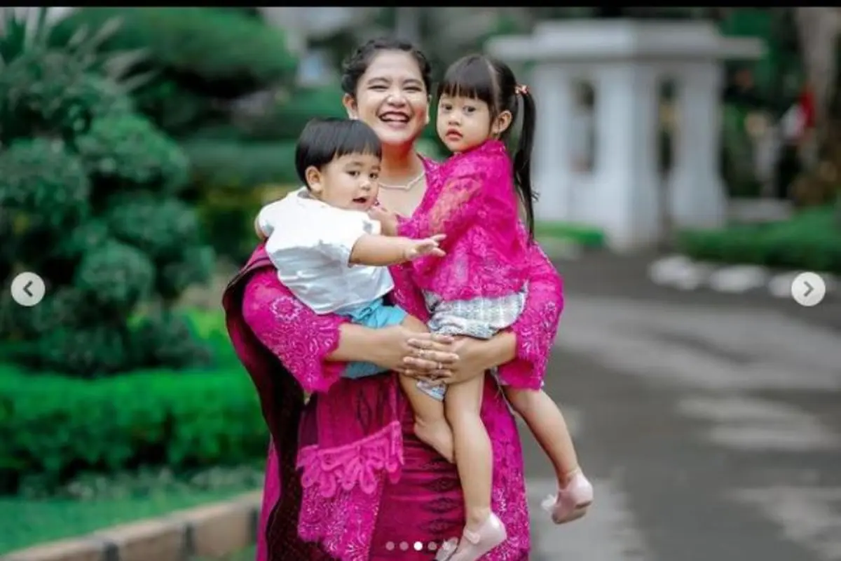 Berkebaya Sambil Gendong Anak, Kahiyang Ayu Disebut Wonder Woman