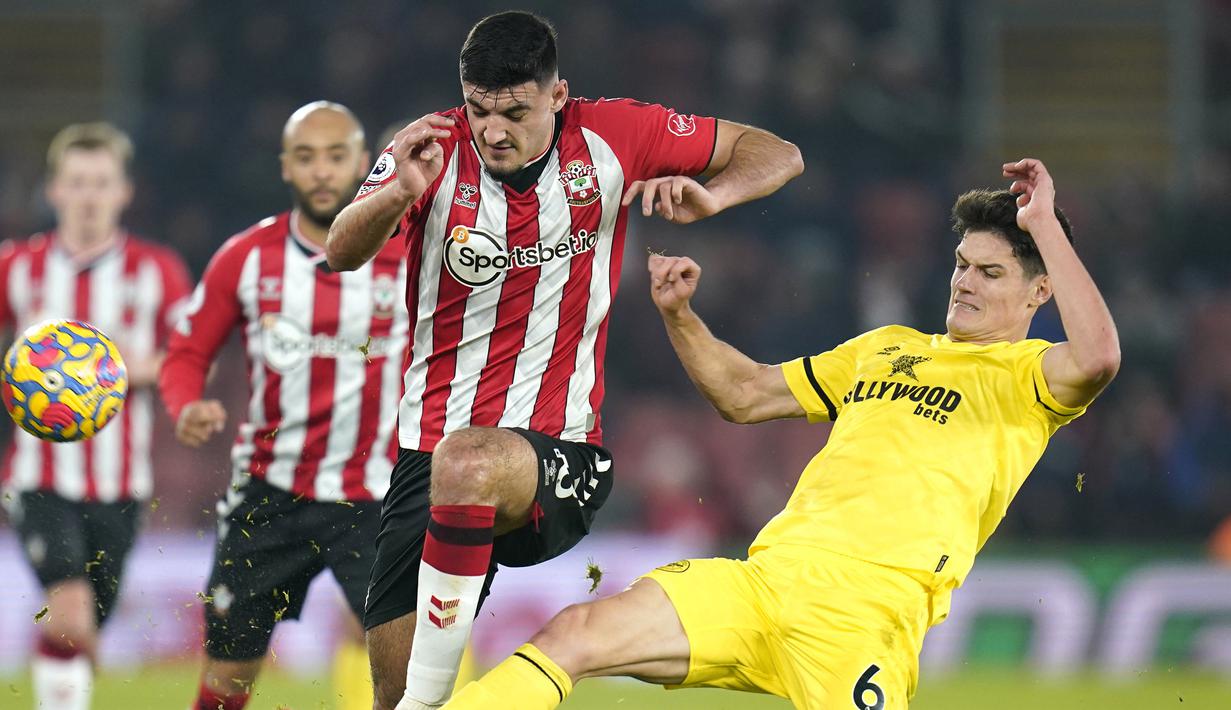 Armando Broja. Striker berusia 20 tahun ini menjadi satu-satunya pemain Albania yang bermain di Liga Inggris musim ini. Chelsea sebagai pemilik telah meminjamkannya ke Southampton mulai musim 2021/2022 ini setelah musim lalu dipinjamkan ke Vitesse Arnhem di Eredivisie. (PA via AP/Andrew Matthews)