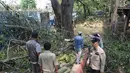Petugas gabungan melaksanakan razia peredaran obat tramadol di kawasan KS Tubun, Tanah Abang, Jakarta Pusat, Selasa (13/10/2026). Tramadol merupakan obat pereda nyeri yang penggunaannya harus berdasarkan resep dan pengawasan tenaga medis untuk menghindari risiko kesehatan akibat penyalahgunaan. (KLY/Budy Santoso)