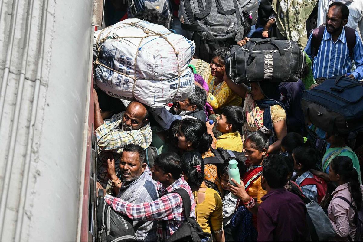FOTO: Konflik India-Pakistan Memanas, Warga Panik Mengungsi KeTempat Aman