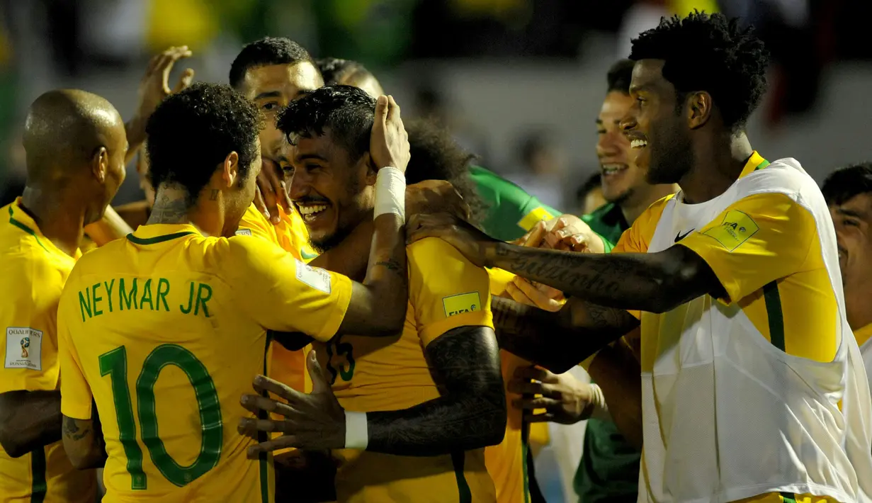 Pemain Brasil merayakan gol Paulinho ke gawang Uruguay pada laga kualifikasi Piala Dunia 2018 zona Amerika Selatan di Stadion Centenario, Kamis (23/3). Hattrick Paulinho dan satu gol Neymar membuat Brasil kokoh di puncak klasemen. (DANTE FERNANDEZ/AFP)