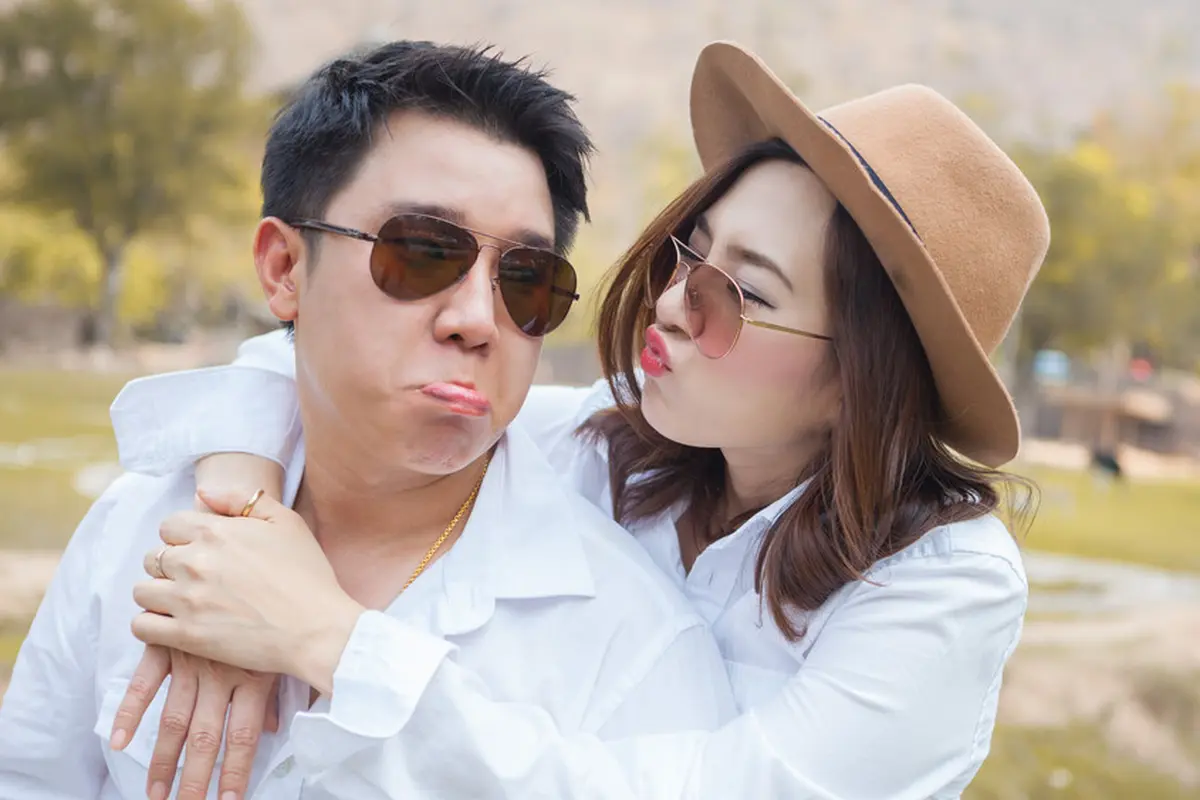 couple romantis bahagia