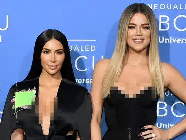 Kim Kardashian dan Khloe Kardashian saat menghadiri acara NBCUniversal Network 2017 Upfront di Radio City Music Hall, New York, 15 Mei 2017. (AFP Photo/ Dia Dipasupil)