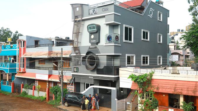 Seorang fotografer di India membangun rumah tiga lantai berbentuk kamera (Dok.Twitter/@NirmalGanguly)