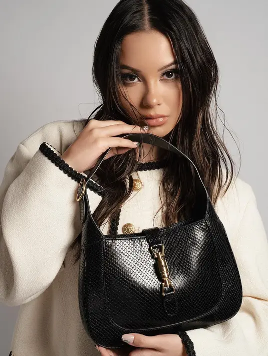 Alyssa Daguise tak pernah tampil setengah-setengah. Pesonanya luar biasa dalam balutan outfit all Gucci. Atasan putih yang manis disempurnakan dengan tas hitam. [Foto: Instagram/winstongomez]