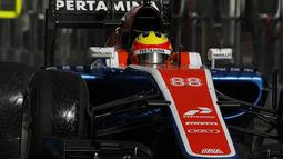Pebalap Manor Racing, Rio Haryanto, bersiap meninggalkan pits saat latihan bebas kedua di Sirkuit Albert Park, Australia, Jumat (18/3/2016). Meski peringkat meningkat namun catatan waktu Rio menurun dibanding sesi pertama. (Reuters/Brandon Malone)