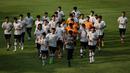 Pemain Timnas Indonesia U-22 melakukan pendinginan saat pemusatan latihan untuk SEA Games 2023 di Lapangan B Kompleks Stadion Gelora Bung Karno (SUGBK), Senayan, Jakarta, Sabtu (11/03/2023). Sebanyak 17 nama pemain baru bergabung untuk menjalani pemusatan latihan gelombang kedua ini yang berlangsung dari 9-16 Maret 2023. (Bola.com/Bagaskara Lazuardi)