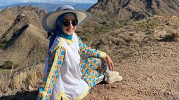 Selanjutnya, Desy juga berburu pemandangan indah di Pulau Padar. Ia mencari spot foto indah untuk mengabadikan momennya di sana. Wanita kelahiran 12 Desember 1973 ini mengungkapkan jika jalur tracking yang ia gunakan untuk naik cukup melelahkan. Namun, semua terbayar dengan keindahan alamnya yang memesona. (Liputan6.com/IG/@desyratnasariterdepan)