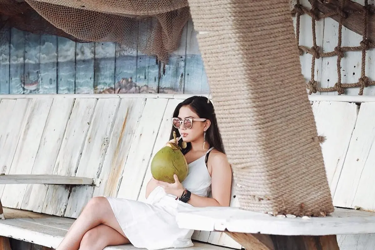 [Bintang] Waktu Liburan, 4 Aksesoris Kece Jessica Mila Ini Wajib Kamu Bawa!