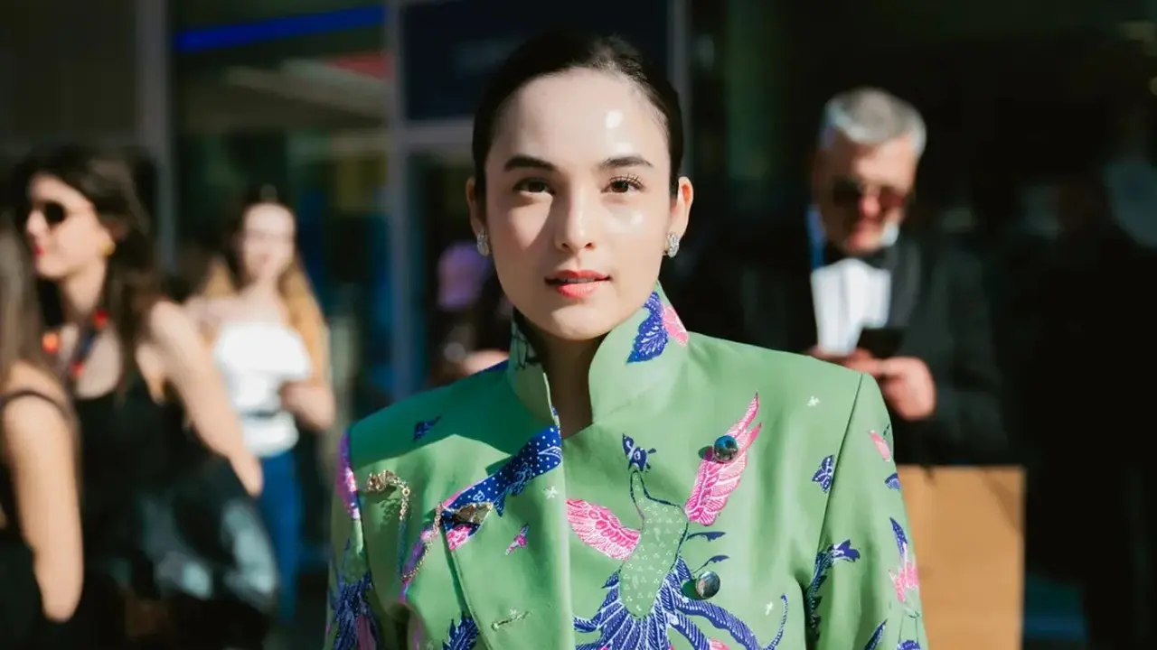 Pesona Menyala Chelsea Islan dengan Kebaya Janggan Batik di Cannes, Promosikan Seni Budaya di Panggung Dunia