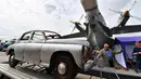 Peserta menurunkan mobil selama hari pembukaan festival mobil retro OldCarLand di Kiev (27/4). Lebih 1000 kendaraan yang dibuat di AS, Eropa dan Uni Soviet periode 1930-1970 dipamerkan bersama dengan 90 pesawat Uni Soviet. (AFP Photo/Sergei Supinsky)