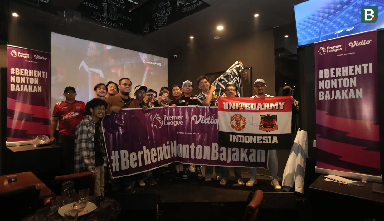 Fans MU yang tergabung dalam United Army Indonesia berforo bersama setelah Roaring Night Liga Inggris antara Manchester City melawan Manchester United di Fomo Bar, Melawai, Jakarta, Minggu (03/03/2024) malam WIB. (Bola.com/Pradipta Rama Baskara)