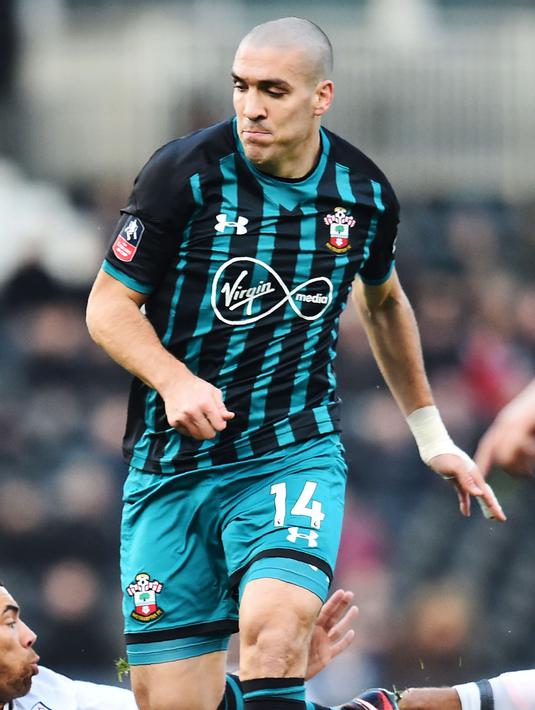 4. Oriol Romeu - Handal di udara namun gagal membawa timnya menjauh dari zona degradasi. Tekel bersih juga sering dilakukan pemain plontos tersebut. Romeu akan menjadi perburuan utama jika Soton gagal kembali tampil di Premier League. (AFP/Glyn Kirk)