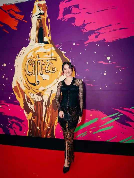 Tampilan kebaya klasik dengan kain batik yang memiliki belahan pada bagian depan. [@mawar_eva]