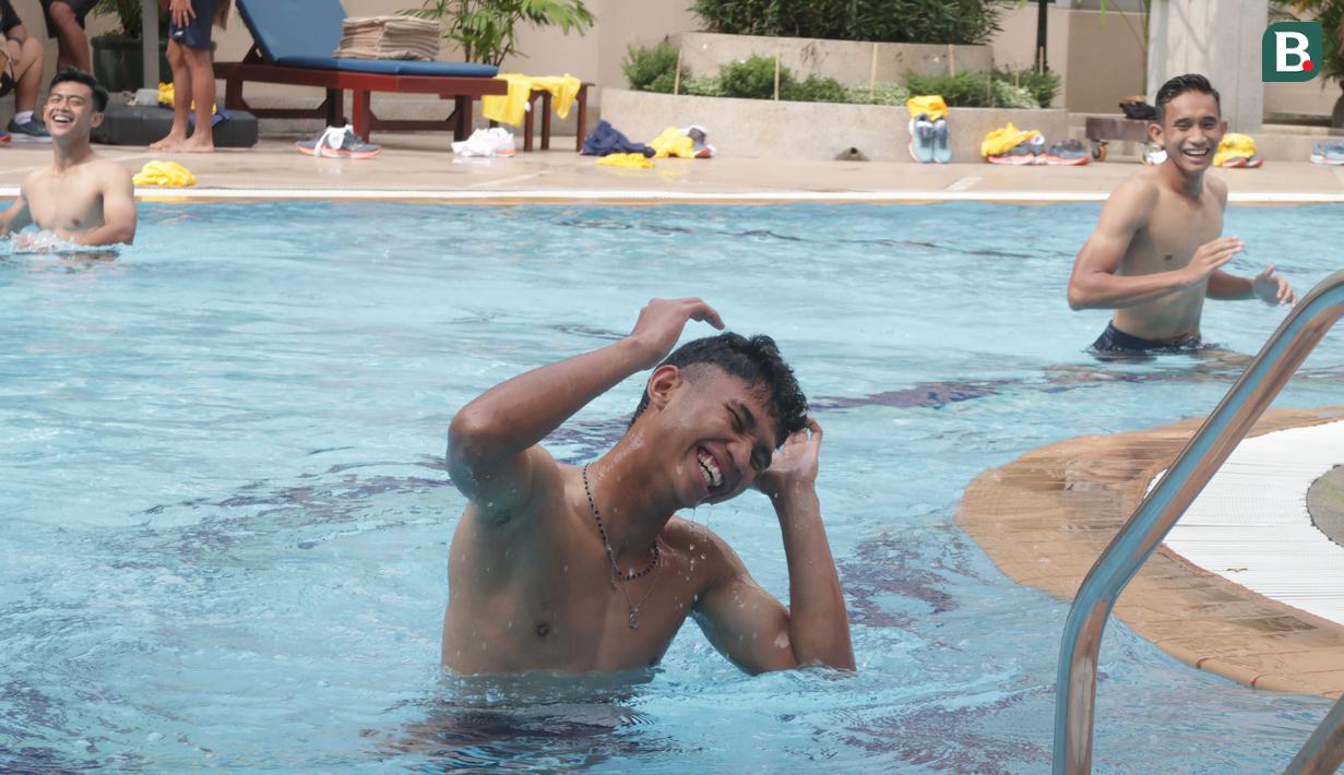 Pemain Timnas Indonesia U-22, Marselino Ferdinan (tengah), Rizky Ridho (kanan), dan Pratama Arhan melakukan sesi berenang di Hotel Phnom Penh, Kamboja, Minggu (30/4/2023). Sesi ini hanya diikuti oleh pemain inti dan dilakukan dalam rangka mengembalikan kebugaran para pemain setelah pertandingan melawan Filipina di Grup A SEA Games 2023. (Bola.com/Gregah Nurikhsani)