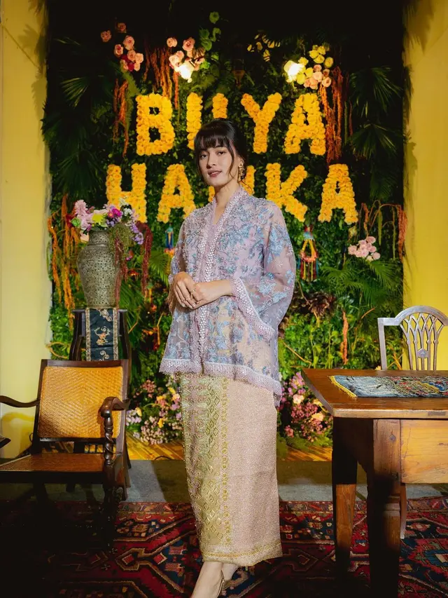 Kebaya Brokat dan Kain Batik