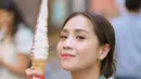 Tampilan flawless Nagita juga terlihat saat wisata kuliner di Korea Selatan [@raffinagita1717]