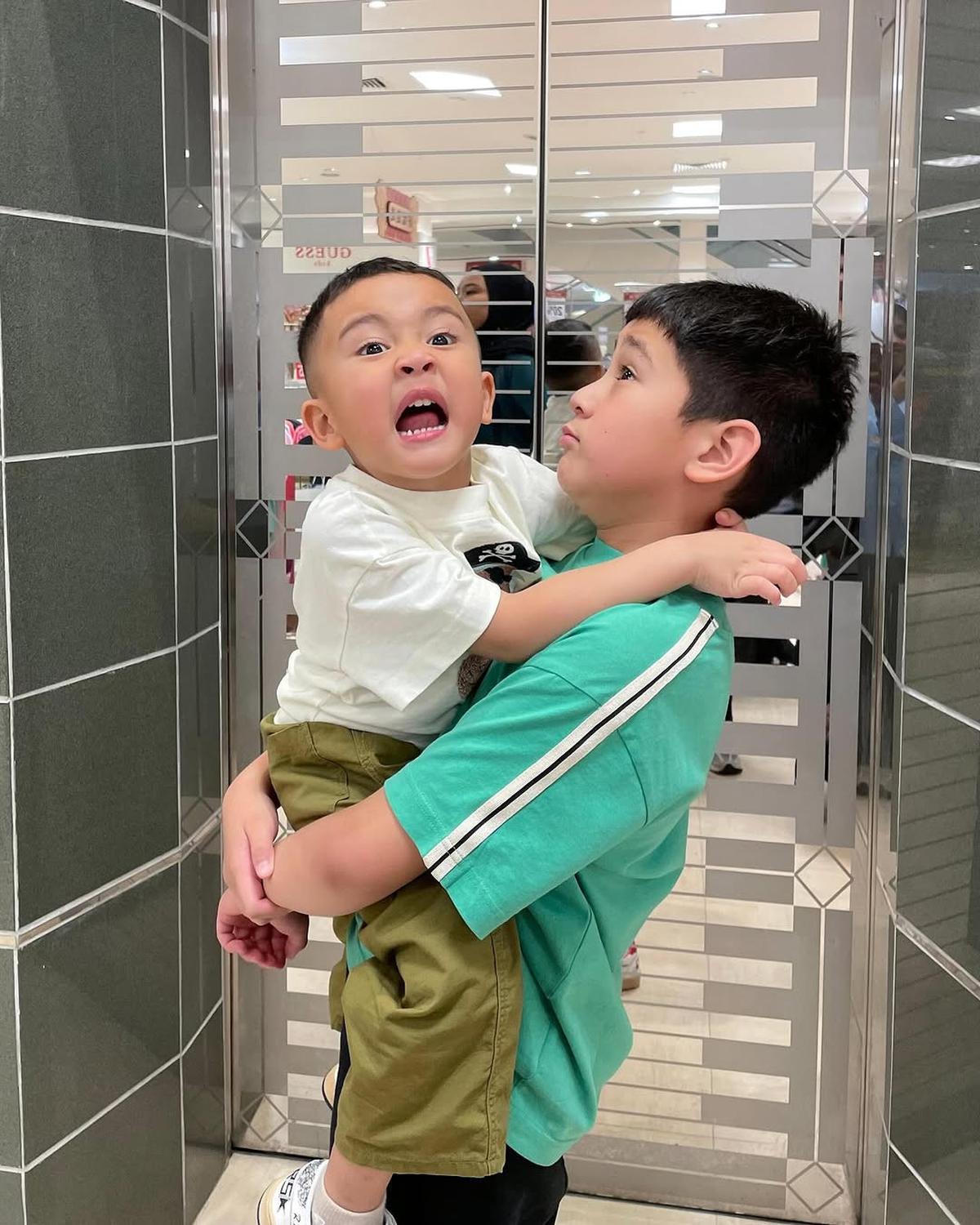 Potret Kebersamaan Rafathar dan Rayyanza Kalau Lagi Akur yang Menggemaskan