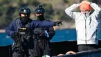 Penjaga Pantai Bea Cukai Prancis saat mengikuti pelatihan menguji rencana pengamanan estafet obor Olimpiade, di lepas pantai kota Toulon, Prancis, pada 24 April 2024. (Christophe SIMON/AFP)