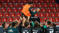 Pemain Werder Bremen merayakan keberhasilan bertahan di kompetisi Bundesliga usai menahan imbang Heidenheim 1846 di laga play-off leg kedua, Selasa (7/7/2020) dini hari WIB. Bremen bermain imbang 2-2 atas Heidenheim. (AFP/Kai Pfaffenbach/pool)