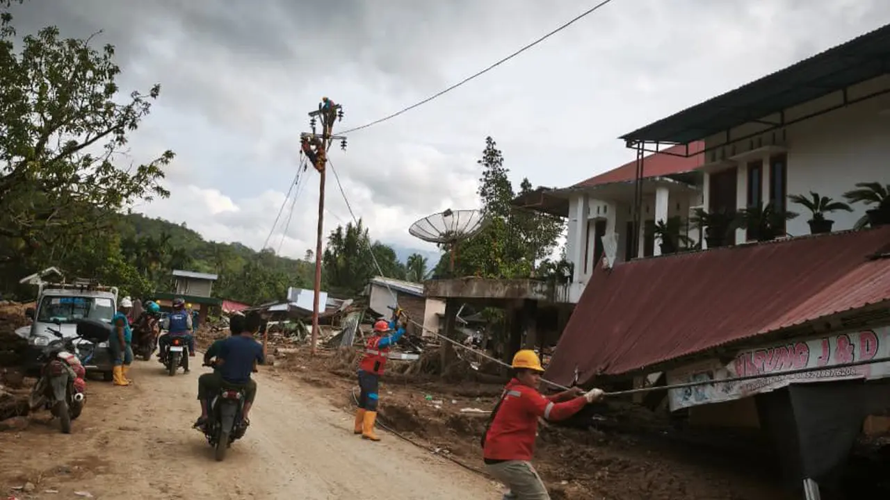 PLN memulihkan kelistrikan setelah bencana di Sumatera Barat. (Foto: PLN)