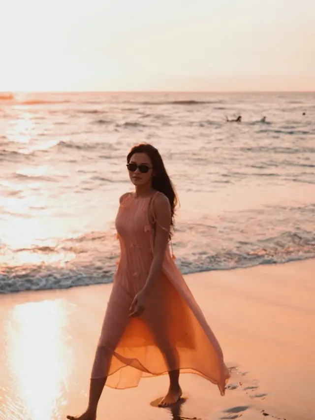 Potret Bella Bonita Pakai Dress Pink Bunga Timbul di Pantai