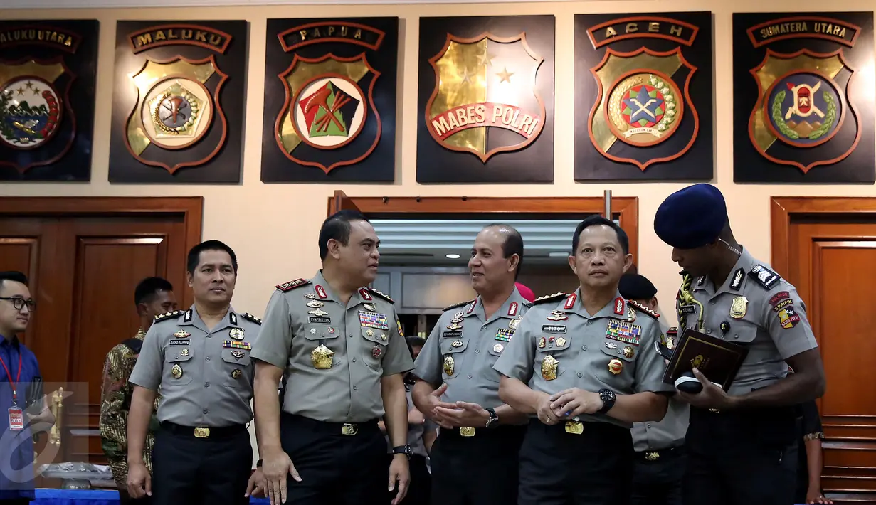 Kapolri Jendral Tito Karnavian (kedua kanan) menghadiri acara Rapat Kerja Teknis (Rakernis) di Rupatama Mabes Polri, Jakarta, Rabu (15/3). Dalam acara tersebut, Polri memberikan penghargaan kepada beberapa pimpinan media massa. (Liputan6.com/Johan Tallo)