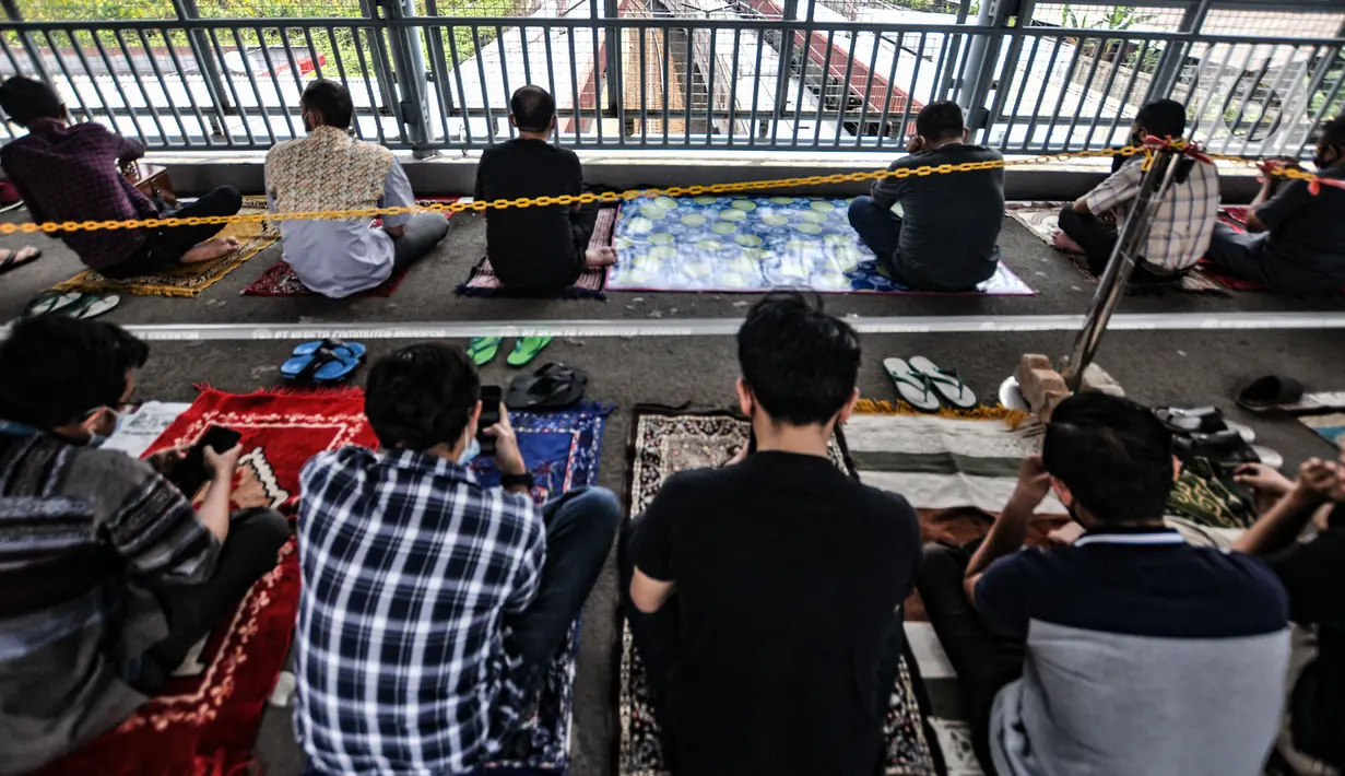 Umat Islam mendengarkan ceramah saat menunaikan salat Jumat di Stasiun Kampung Bandan, Jakarta, Jumat (7/5/2021). Jemaah Masjid Al-Hidayah salat Jumat di Stasiun Kampung Bandan karena keterbatasan lahan, terlebih jumlah meningkat di saat Ramadan. (merdeka.com/Iqbal S. Nugroho)