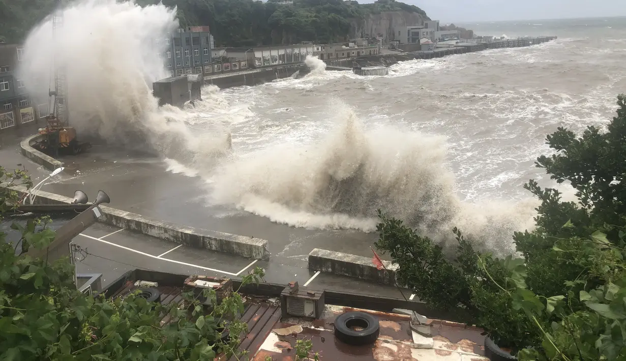 Hantaman ombak di Shengshan, Kota Zhoushan, Provinsi Zhejiang, China timur (4/8/2020). Hagupit, topan keempat pada tahun ini, mendarat di Provinsi Zhejiang, China timur, pada Selasa (4/8) dini hari, kata Pusat Meteorologi Nasional (National Meteorological Center). (Xinhua/Zou Xunyong)