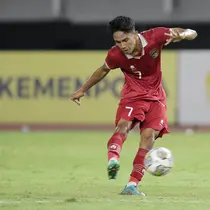 Pemain Timnas Indonesia U-20, Marcelino Ferdinan, melepaskan tendangan ke gawang Vietnam U-20 pada laga Grup F Kualifikasi Piala Asia U-20 2023 di Stadion Gelora Bung Tomo, Surabaya, Minggu (18/9/2022). (Bola.com/Ikhwan Yanuar)