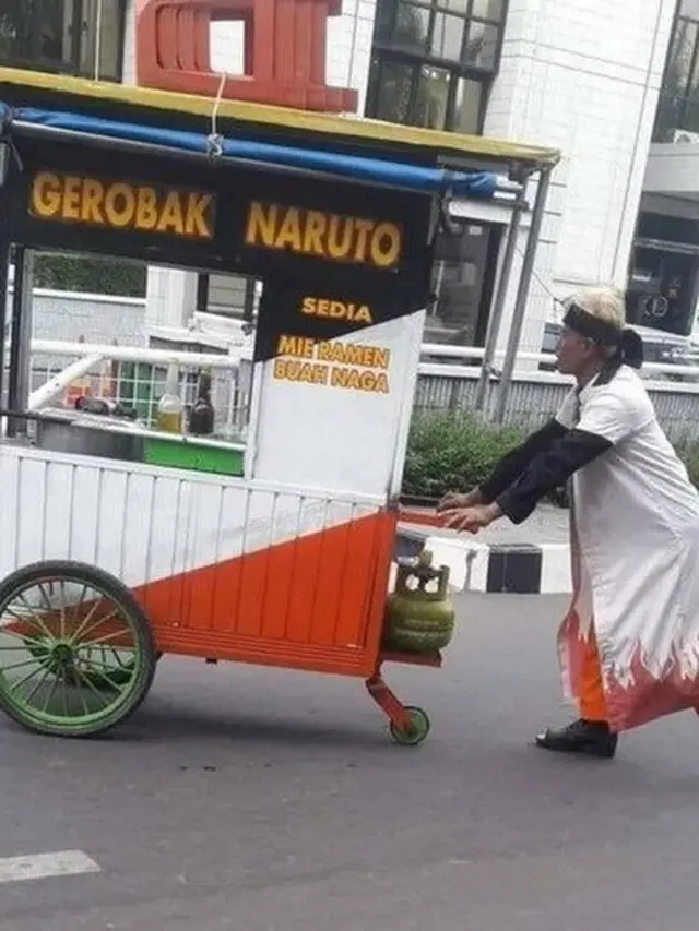 7 Pedagang Berkostum Anti Mainstream ini Sukses Tarik Perhatian